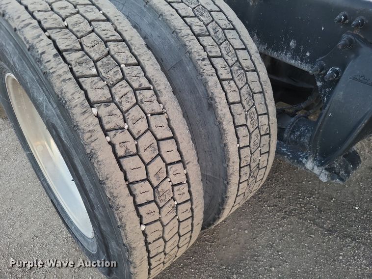 image for item MO9672 2015 Freightliner Cascadia 113  semi truck