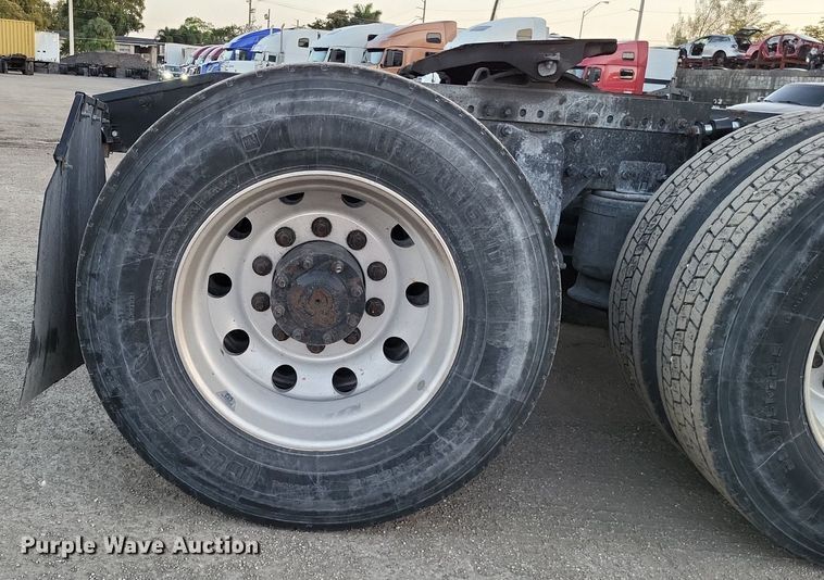 image for item MO9672 2015 Freightliner Cascadia 113  semi truck