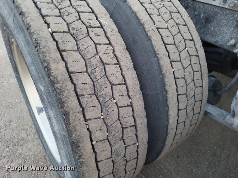 image for item MO9672 2015 Freightliner Cascadia 113  semi truck