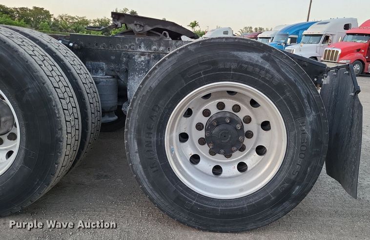 image for item MO9672 2015 Freightliner Cascadia 113  semi truck