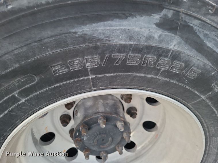 image for item MO9672 2015 Freightliner Cascadia 113  semi truck