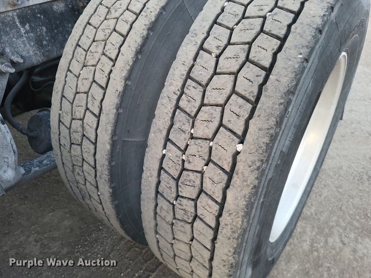 image for item MO9672 2015 Freightliner Cascadia 113  semi truck