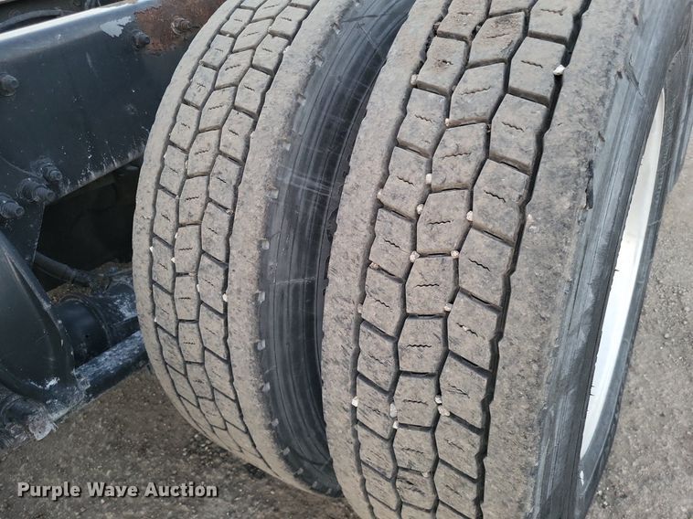 image for item MO9672 2015 Freightliner Cascadia 113  semi truck