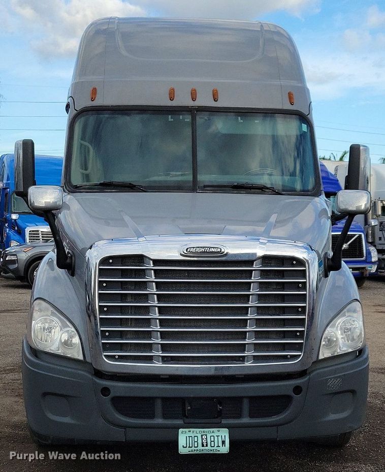 image for item MO9673 2015 Freightliner Cascadia 113  semi truck