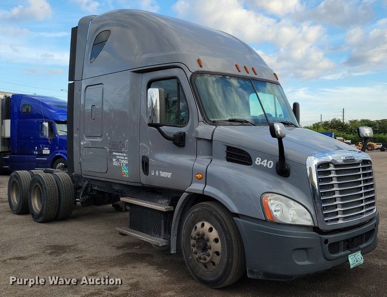 image for item MO9673 2015 Freightliner Cascadia 113  semi truck