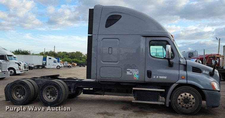 image for item MO9673 2015 Freightliner Cascadia 113  semi truck