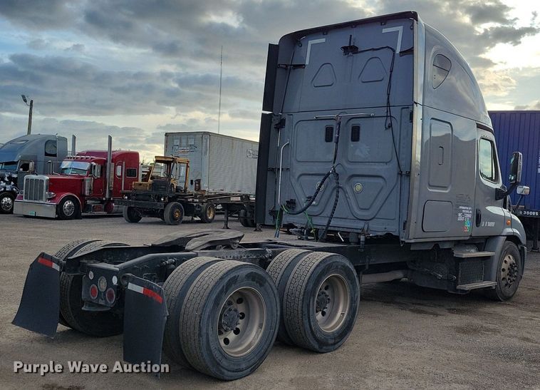 image for item MO9673 2015 Freightliner Cascadia 113  semi truck