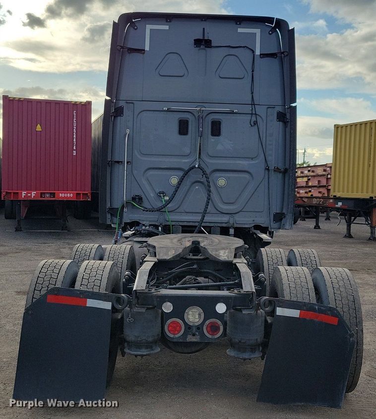 image for item MO9673 2015 Freightliner Cascadia 113  semi truck