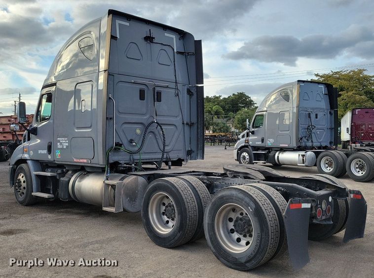 image for item MO9673 2015 Freightliner Cascadia 113  semi truck