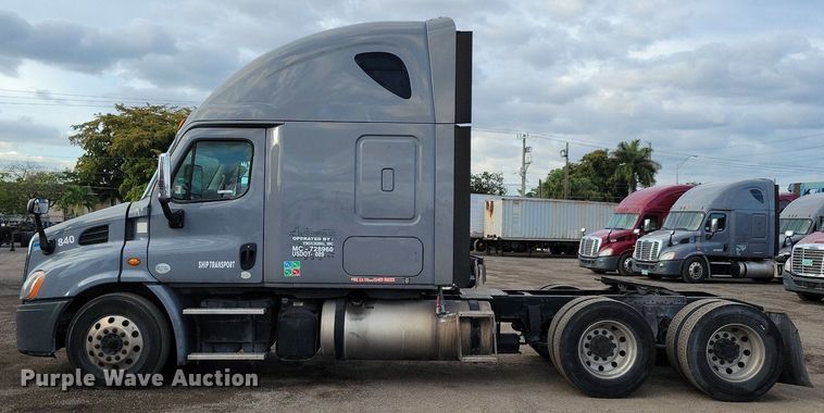 image for item MO9673 2015 Freightliner Cascadia 113  semi truck