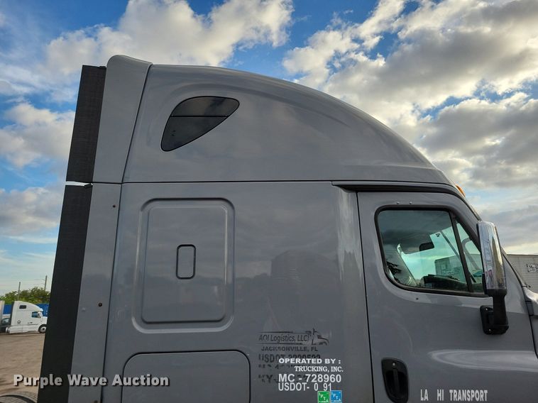 image for item MO9673 2015 Freightliner Cascadia 113  semi truck