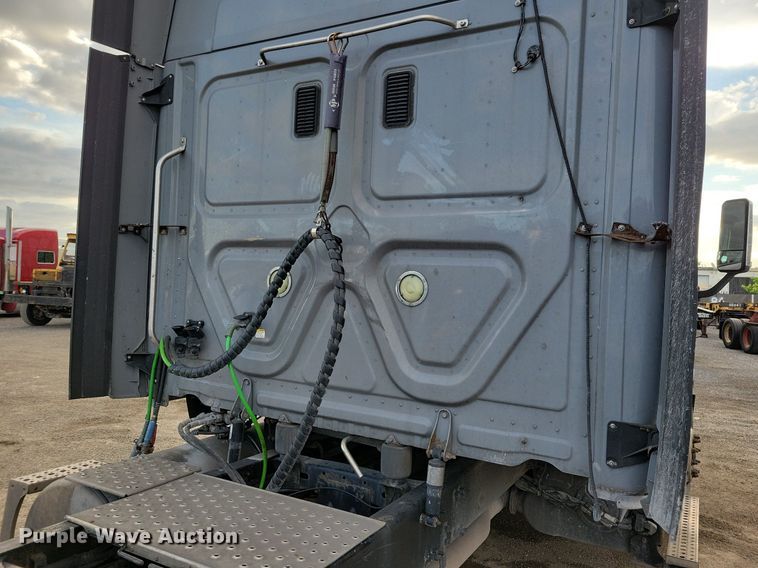 image for item MO9673 2015 Freightliner Cascadia 113  semi truck