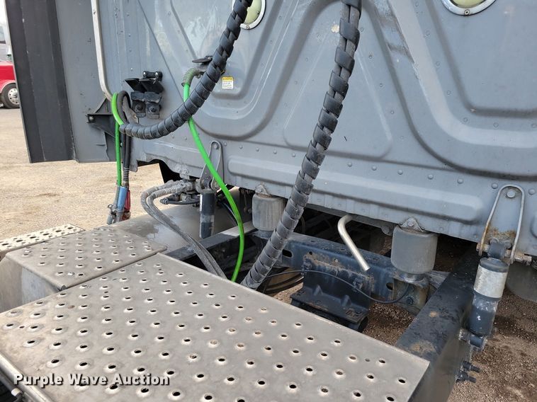 image for item MO9673 2015 Freightliner Cascadia 113  semi truck