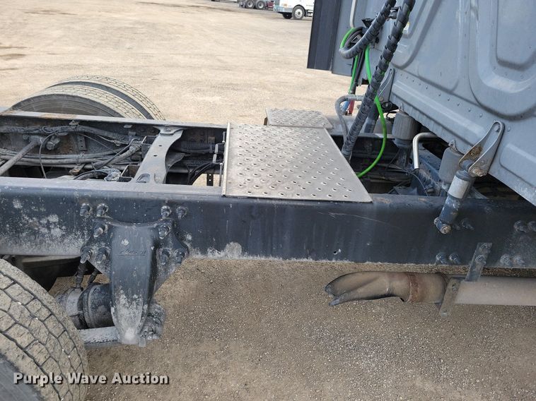 image for item MO9673 2015 Freightliner Cascadia 113  semi truck