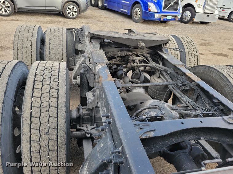 image for item MO9673 2015 Freightliner Cascadia 113  semi truck