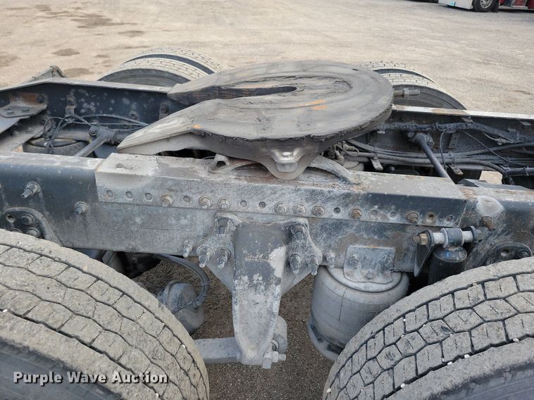 image for item MO9673 2015 Freightliner Cascadia 113  semi truck