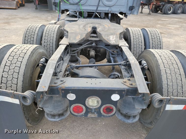 image for item MO9673 2015 Freightliner Cascadia 113  semi truck