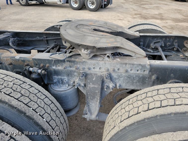 image for item MO9673 2015 Freightliner Cascadia 113  semi truck