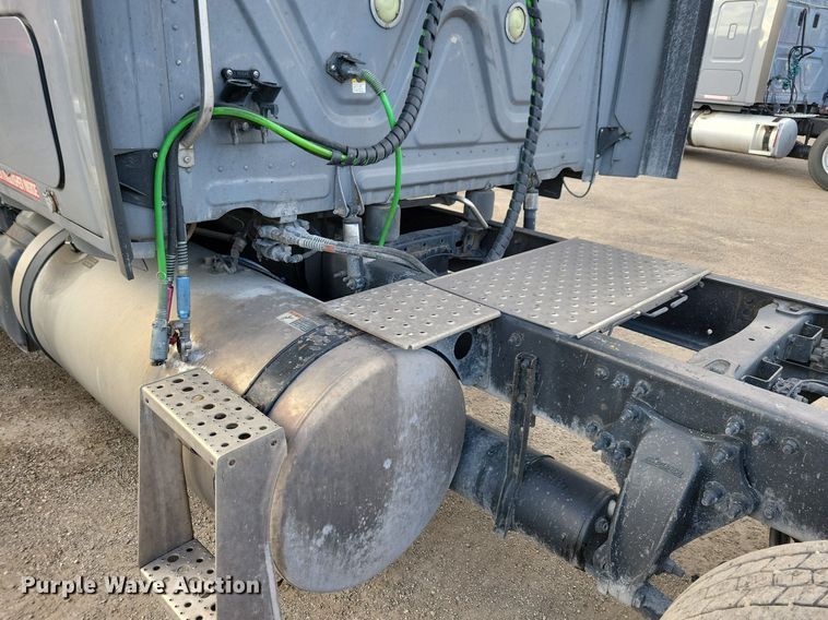 image for item MO9673 2015 Freightliner Cascadia 113  semi truck