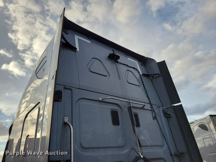 image for item MO9673 2015 Freightliner Cascadia 113  semi truck