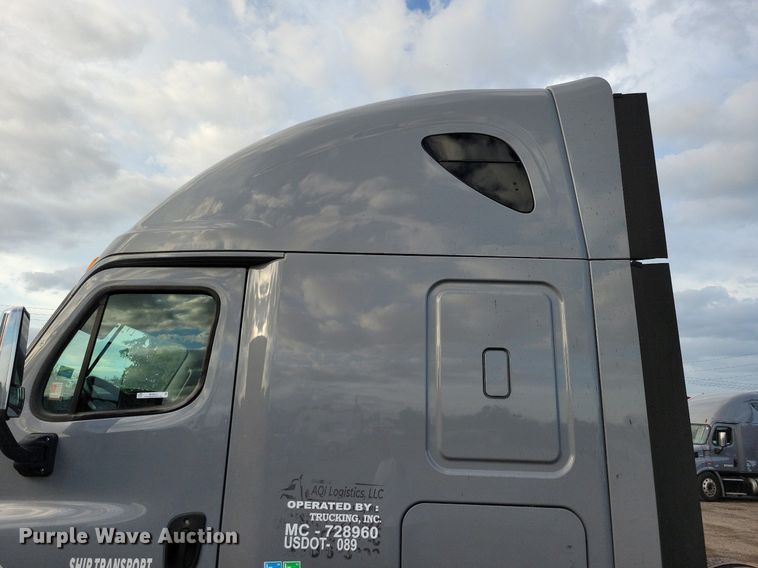 image for item MO9673 2015 Freightliner Cascadia 113  semi truck