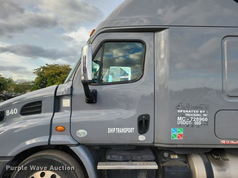 image for item MO9673 2015 Freightliner Cascadia 113  semi truck