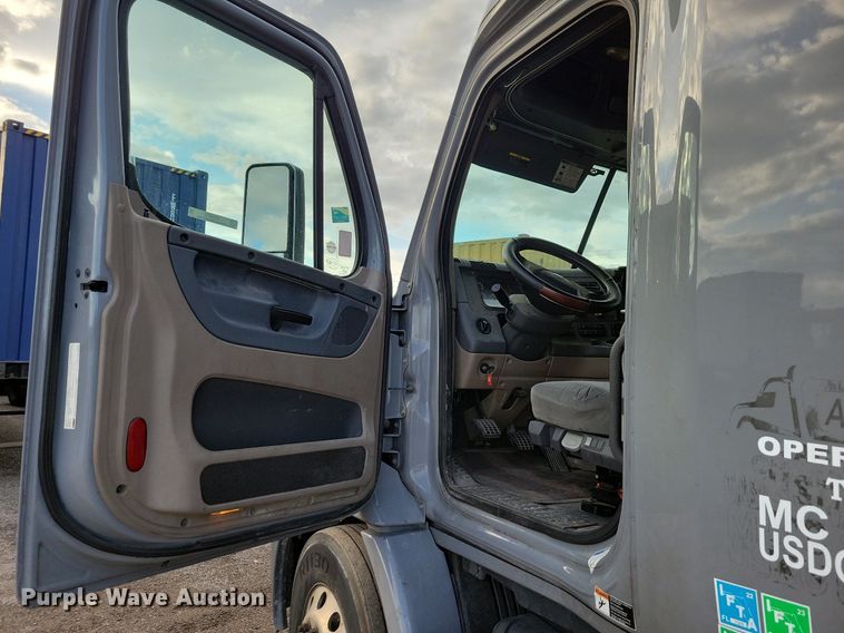 image for item MO9673 2015 Freightliner Cascadia 113  semi truck