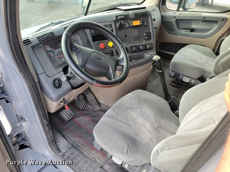 image for item MO9673 2015 Freightliner Cascadia 113  semi truck