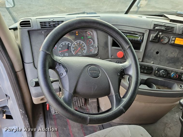 image for item MO9673 2015 Freightliner Cascadia 113  semi truck