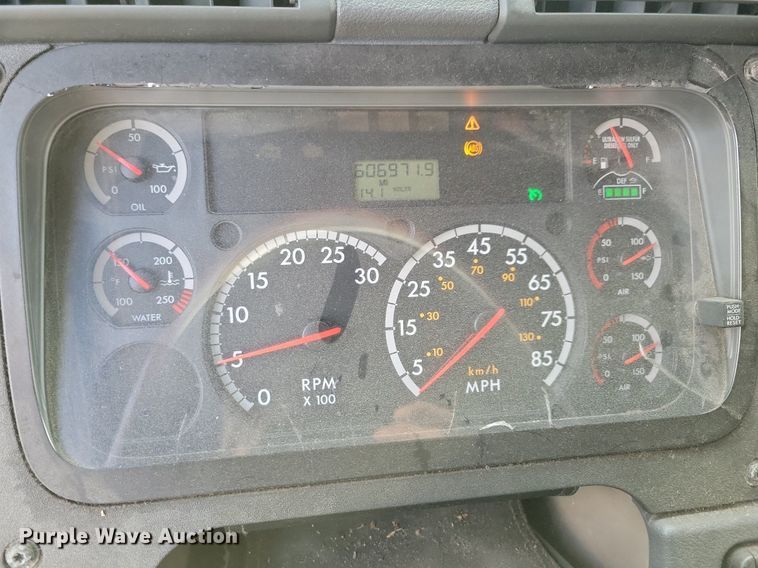 image for item MO9673 2015 Freightliner Cascadia 113  semi truck