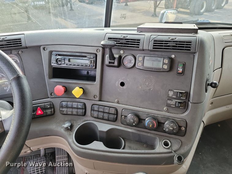 image for item MO9673 2015 Freightliner Cascadia 113  semi truck