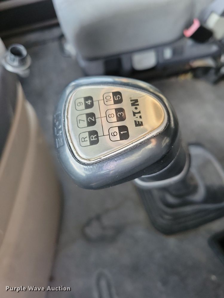 image for item MO9673 2015 Freightliner Cascadia 113  semi truck