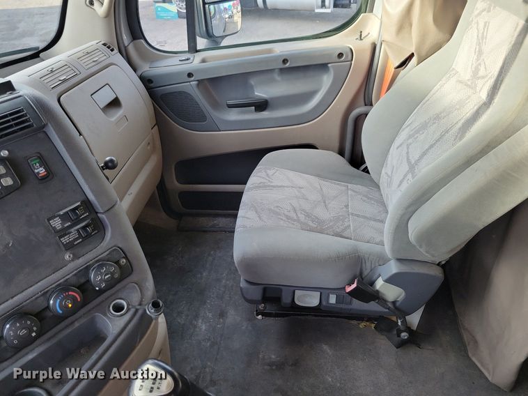 image for item MO9673 2015 Freightliner Cascadia 113  semi truck