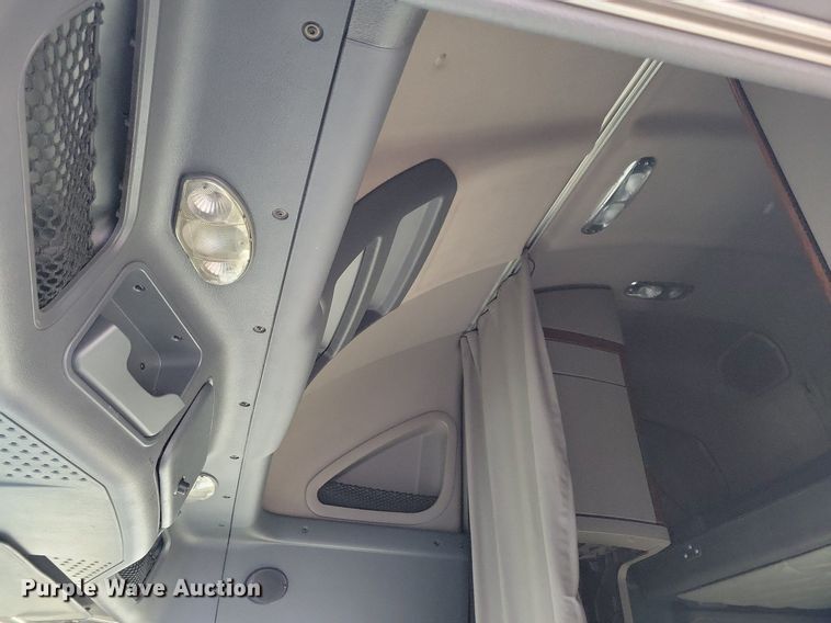 image for item MO9673 2015 Freightliner Cascadia 113  semi truck