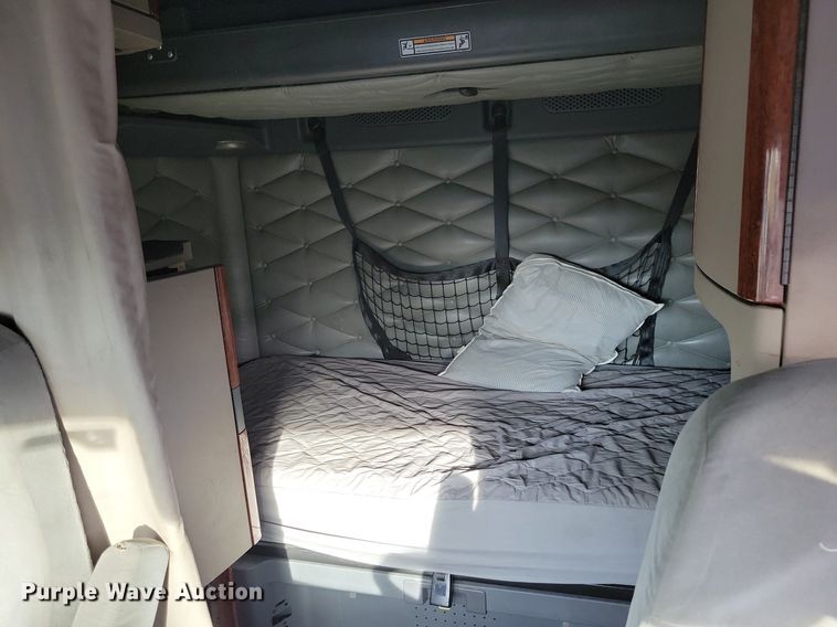 image for item MO9673 2015 Freightliner Cascadia 113  semi truck