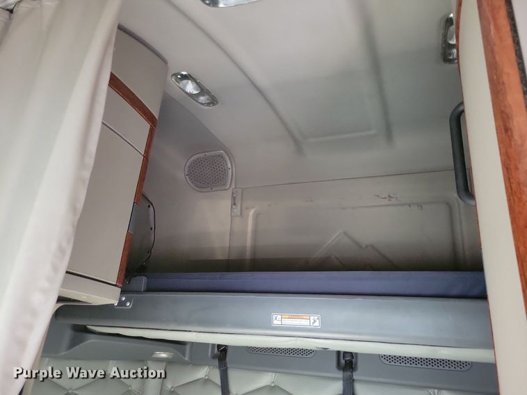 image for item MO9673 2015 Freightliner Cascadia 113  semi truck