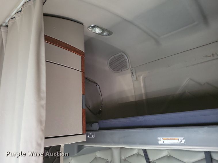 image for item MO9673 2015 Freightliner Cascadia 113  semi truck