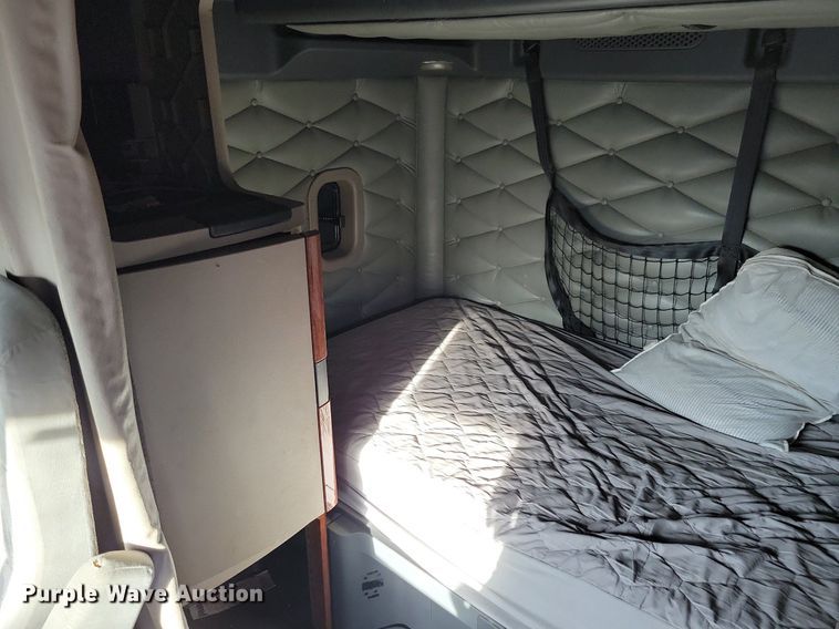 image for item MO9673 2015 Freightliner Cascadia 113  semi truck