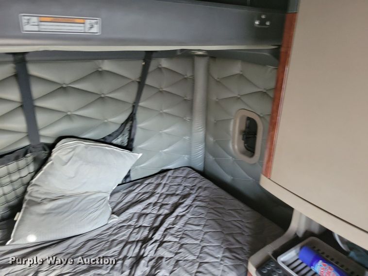 image for item MO9673 2015 Freightliner Cascadia 113  semi truck