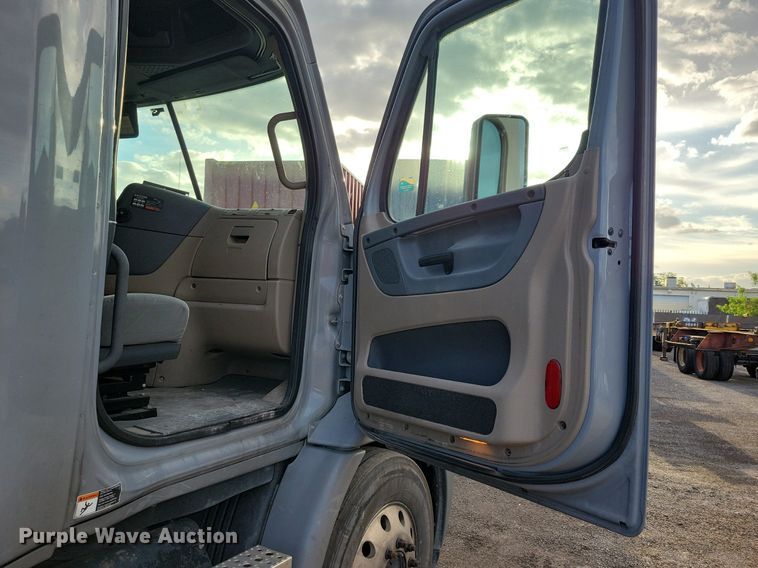 image for item MO9673 2015 Freightliner Cascadia 113  semi truck