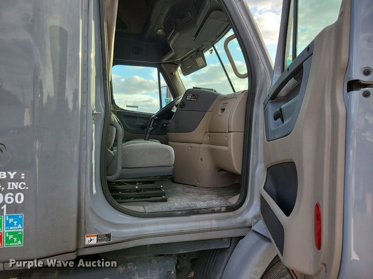 image for item MO9673 2015 Freightliner Cascadia 113  semi truck