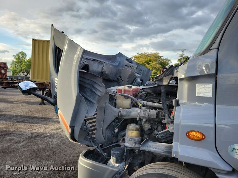 image for item MO9673 2015 Freightliner Cascadia 113  semi truck