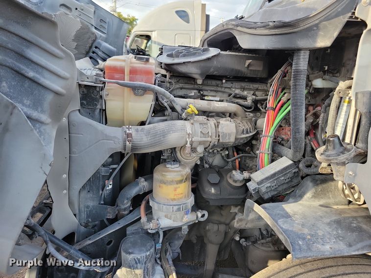 image for item MO9673 2015 Freightliner Cascadia 113  semi truck