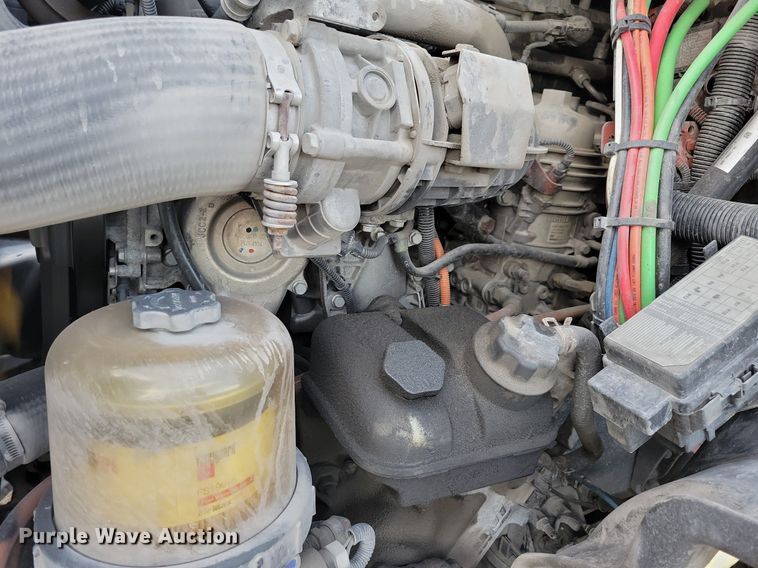 image for item MO9673 2015 Freightliner Cascadia 113  semi truck