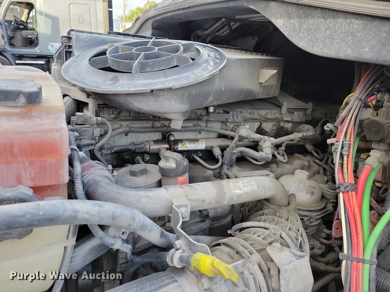 image for item MO9673 2015 Freightliner Cascadia 113  semi truck