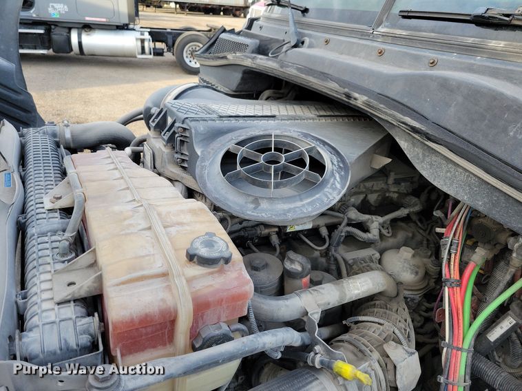 image for item MO9673 2015 Freightliner Cascadia 113  semi truck