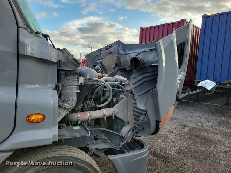 image for item MO9673 2015 Freightliner Cascadia 113  semi truck