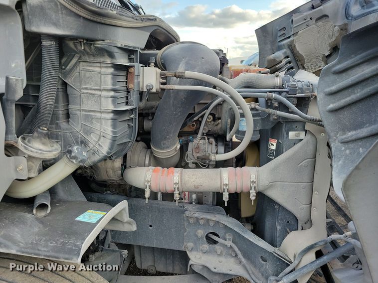 image for item MO9673 2015 Freightliner Cascadia 113  semi truck