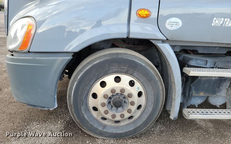 image for item MO9673 2015 Freightliner Cascadia 113  semi truck