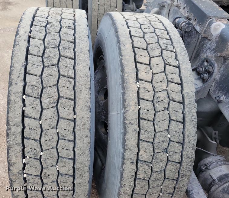 image for item MO9673 2015 Freightliner Cascadia 113  semi truck